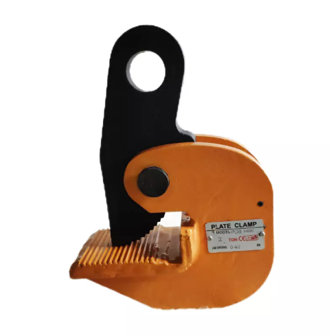 工業用設定の平らな表面を横切って重い負荷を安全に持ち上げて輸送するために設計された水平クランプ。